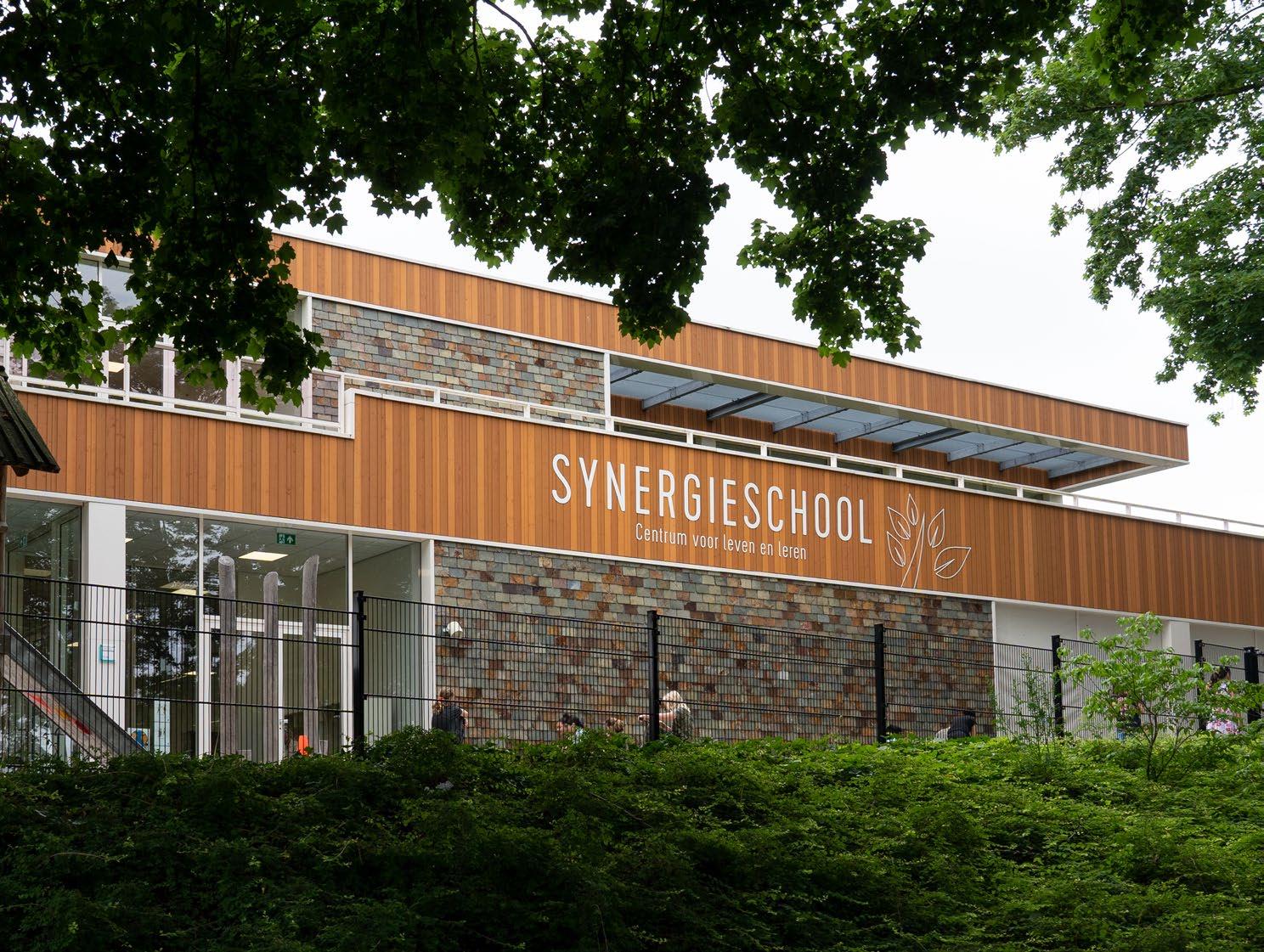 Synergieschool St Alfonsus voor basisonderwijs in Roermond met een moderne gevel en een groene omgeving. Synergieschool St Alfonsus voor basisonderwijs in Roermond met een moderne gevel en een groene omgeving.