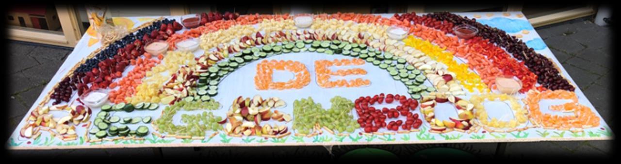 Tafel met fruit gepresenteerd in de vorm van een regenboog met de tekst 'De Regenboog' voor Basisschool De Regenboog in Cuijk. Tafel met fruit gepresenteerd in de vorm van een regenboog met de tekst 'De Regenboog' voor Basisschool De Regenboog in Cuijk.