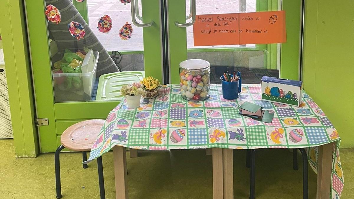Tafel met knutselmaterialen en een pot vol paaseieren in Openbare Basisschool Polygoon in Almere. Tafel met knutselmaterialen en een pot vol paaseieren in Openbare Basisschool Polygoon in Almere.