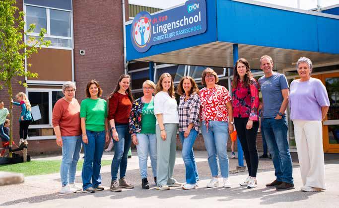Team van de Van Lingenschool in Zetten poseert voor de school. Team van de Van Lingenschool in Zetten poseert voor de school.