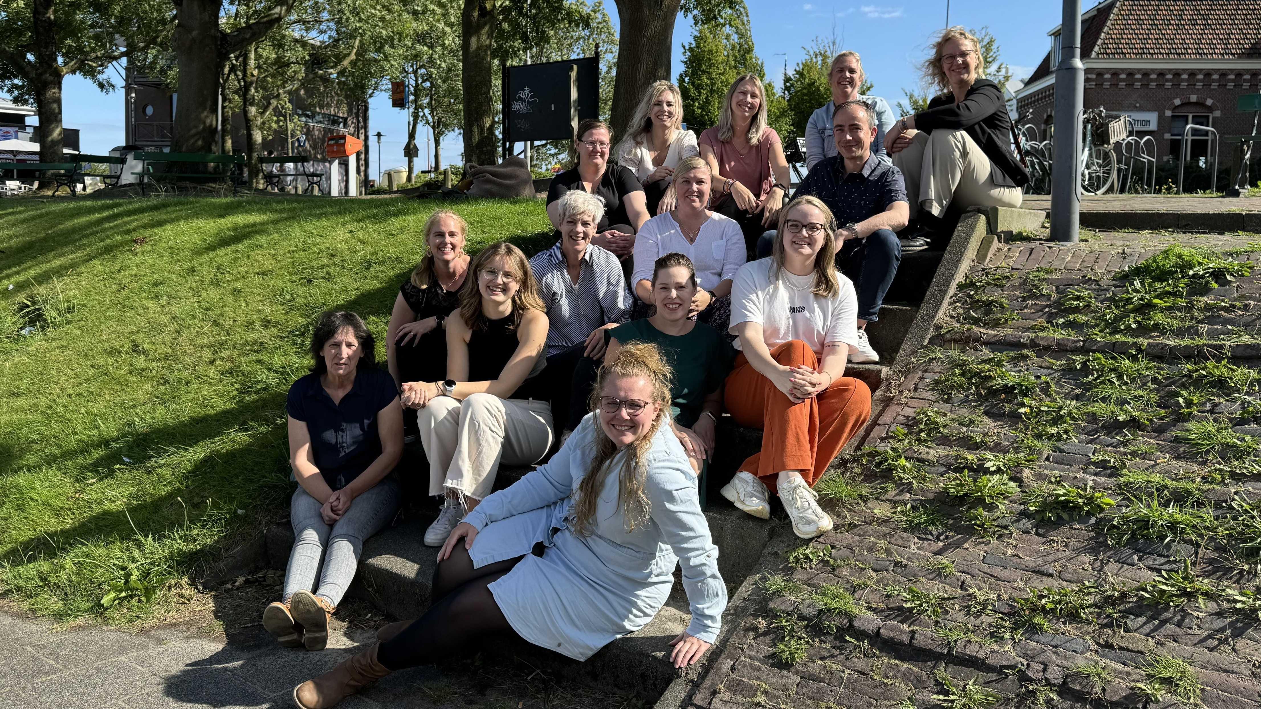 Teamfoto van de medewerkers van Openbare Basisschool De Piramide in Andijk op het schoolplein. Teamfoto van de medewerkers van Openbare Basisschool De Piramide in Andijk op het schoolplein.