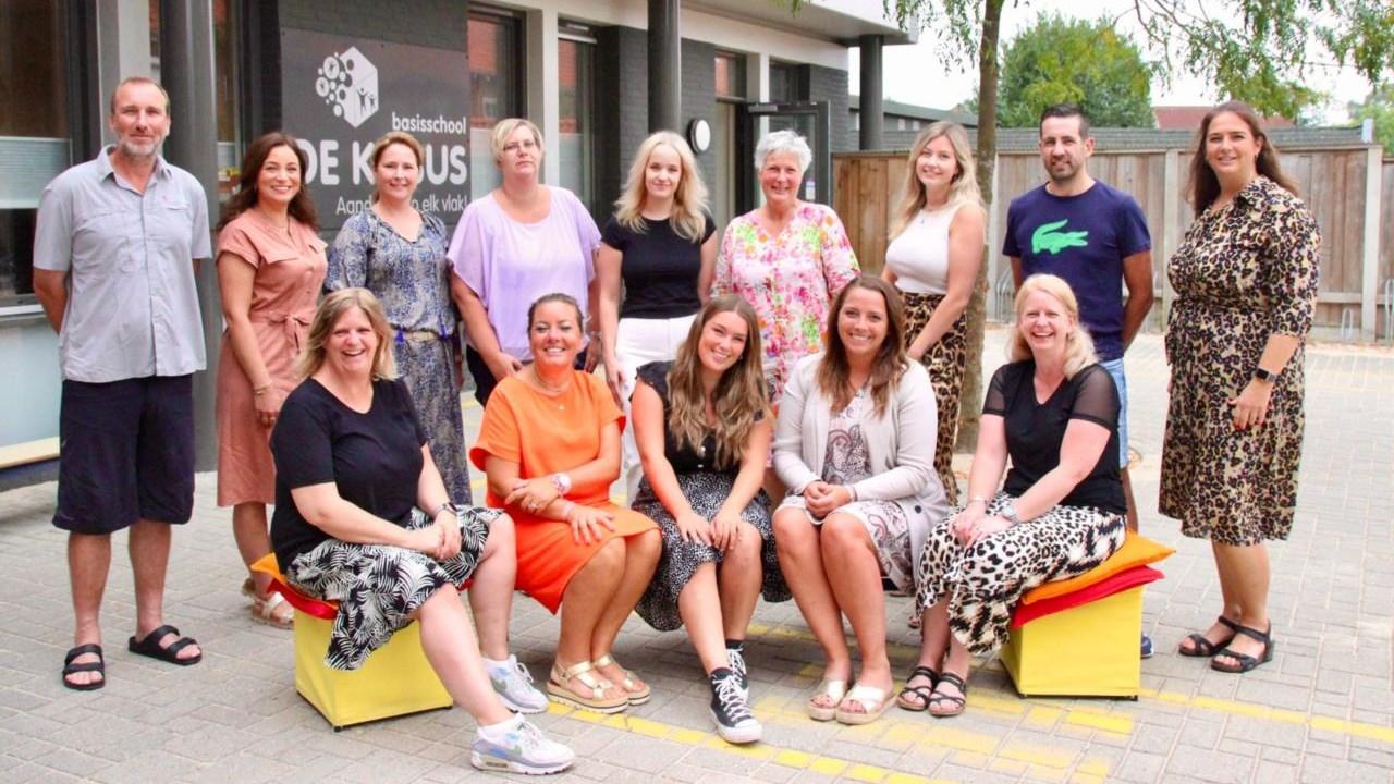 Teamfoto van het personeel van basisschool De Kubus in Enschede op het schoolplein. Teamfoto van het personeel van basisschool De Kubus in Enschede op het schoolplein.
