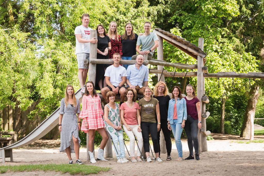 Teamfoto van het personeel van Basisschool het Startblok op het schoolplein in Achterveld (Utrecht). Teamfoto van het personeel van Basisschool het Startblok op het schoolplein in Achterveld (Utrecht).