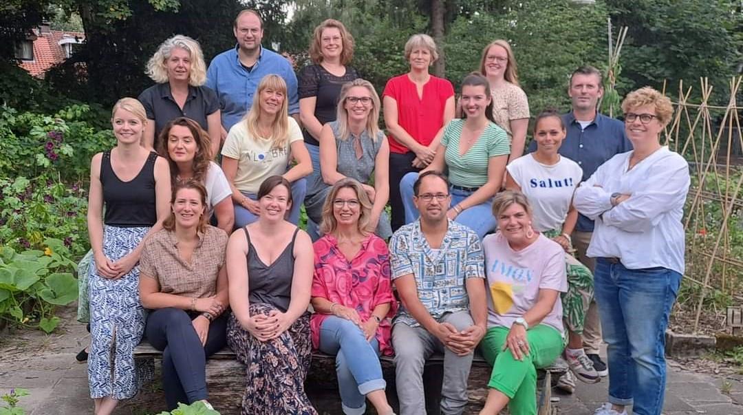 Teamfoto van het personeel van Basisschool WereldKidz Meent in Maarn op het schoolplein. Teamfoto van het personeel van Basisschool WereldKidz Meent in Maarn op het schoolplein.