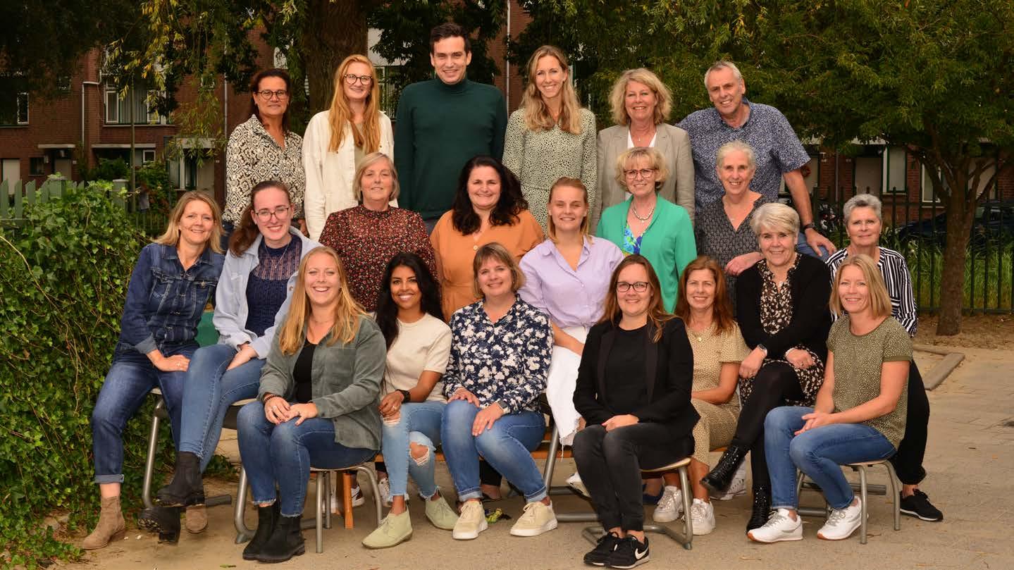 Teamfoto van het personeel van Prins Mauritsschool in Delft op het schoolplein. Teamfoto van het personeel van Prins Mauritsschool in Delft op het schoolplein.