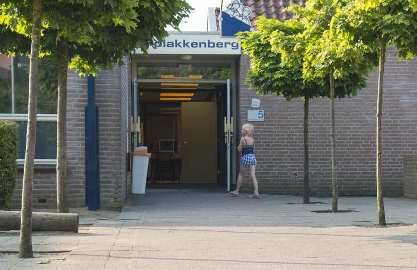 Toegang tot Basisschool de Plakkenberg in Silvolde met een kind dat naar binnen loopt. Toegang tot Basisschool de Plakkenberg in Silvolde met een kind dat naar binnen loopt.
