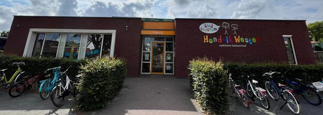 Toegang tot Kindcentrum openbare basisschool Hendrik Wester in Oude Pekela met fietsparkeerruimte. Toegang tot Kindcentrum openbare basisschool Hendrik Wester in Oude Pekela met fietsparkeerruimte.