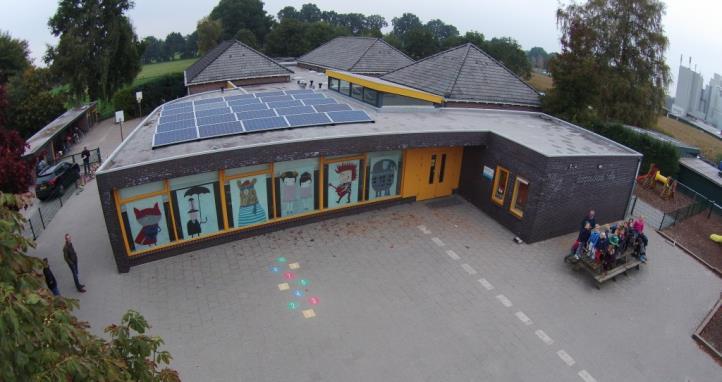 Toer van de Dorpsschool Halle met een kleurrijk schoolplein en zonnepanelen. Toer van de Dorpsschool Halle met een kleurrijk schoolplein en zonnepanelen.