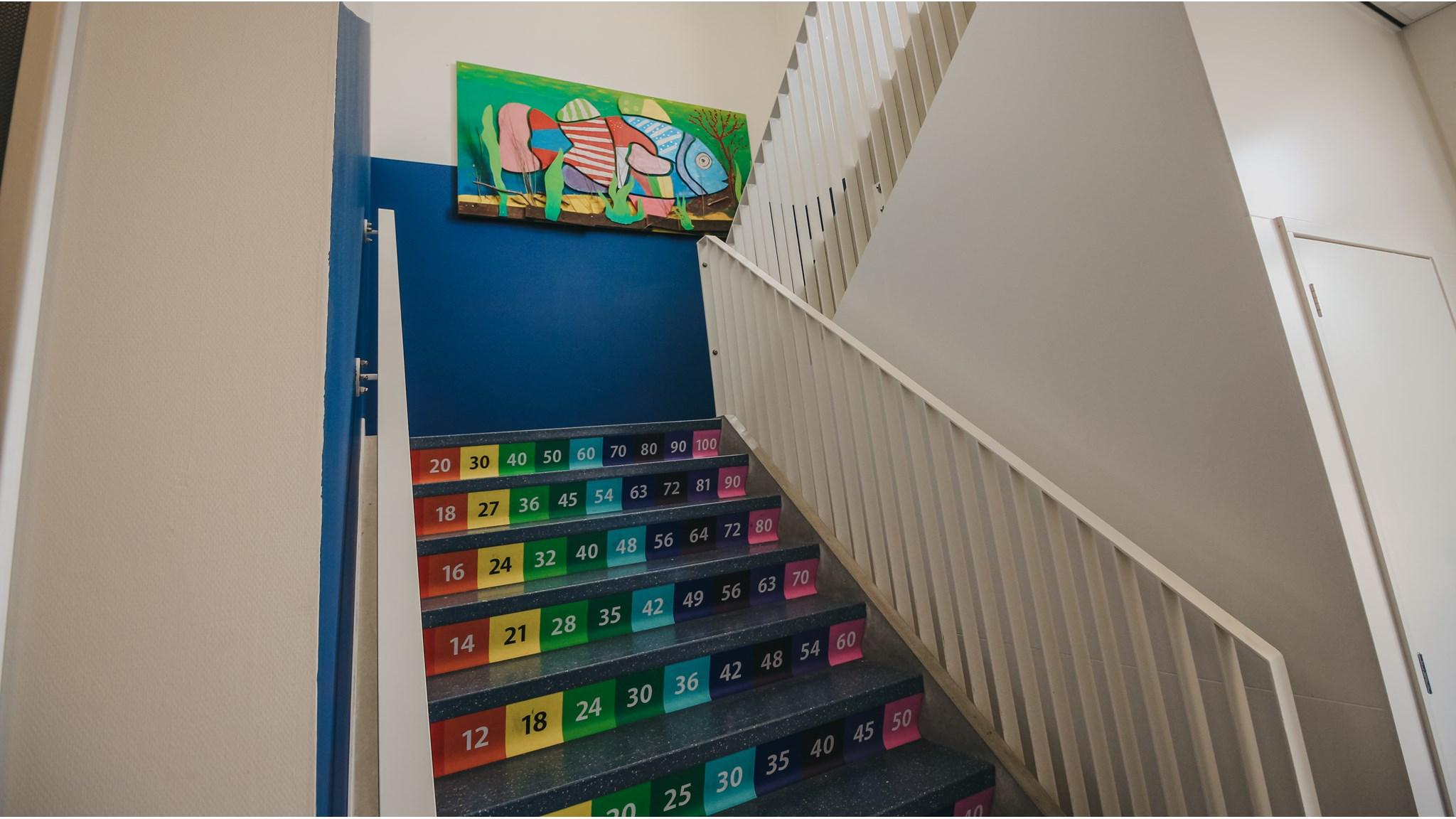 Trap met kleurrijke nummers en kunstwerk in Openbare Basisschool De Zeemeeuw in Breskens. Trap met kleurrijke nummers en kunstwerk in Openbare Basisschool De Zeemeeuw in Breskens.