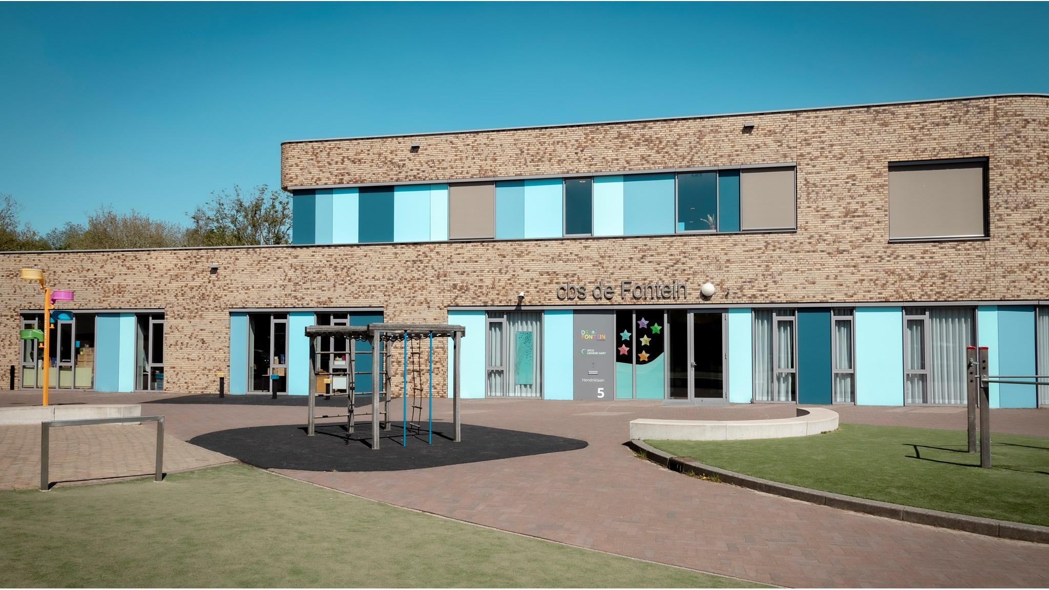 Twee blije kinderen hangen aan een speeltoestel op het schoolplein van De Fontein in Harmelen. Twee blije kinderen hangen aan een speeltoestel op het schoolplein van De Fontein in Harmelen.