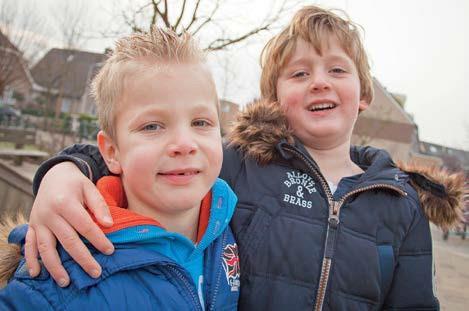Twee blije kinderen omarmen elkaar op het schoolplein van Jenaplanschool De Waterval in Lisse. Twee blije kinderen omarmen elkaar op het schoolplein van Jenaplanschool De Waterval in Lisse.