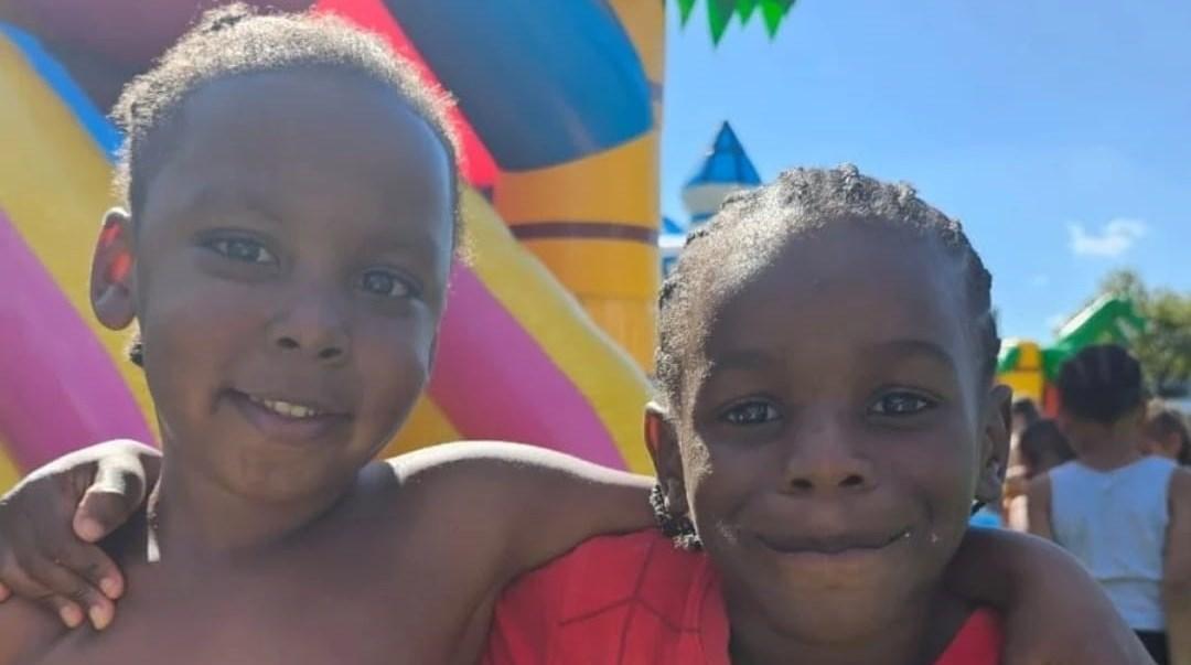 Twee blije kinderen op het schoolplein van De Toermalijn in Rotterdam. Twee blije kinderen op het schoolplein van De Toermalijn in Rotterdam.
