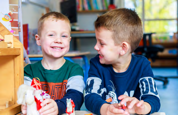 Twee blije kinderen spelen met speelgoed in de klas van basisschool Paulus in Enschede. Twee blije kinderen spelen met speelgoed in de klas van basisschool Paulus in Enschede.