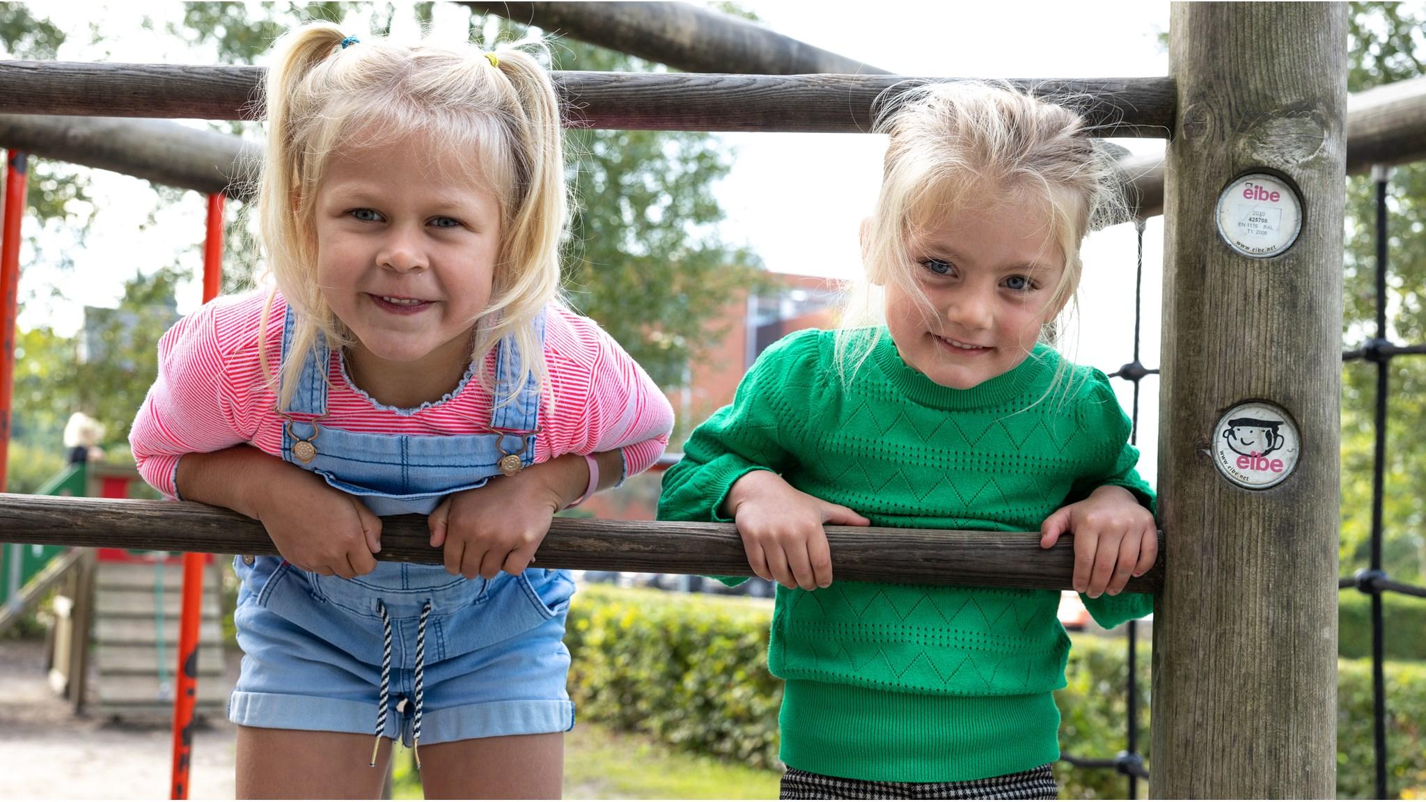 Twee blije kinderen spelen op het schoolplein van Openbare Basisschool De Twa Fisken in Grou. Twee blije kinderen spelen op het schoolplein van Openbare Basisschool De Twa Fisken in Grou.