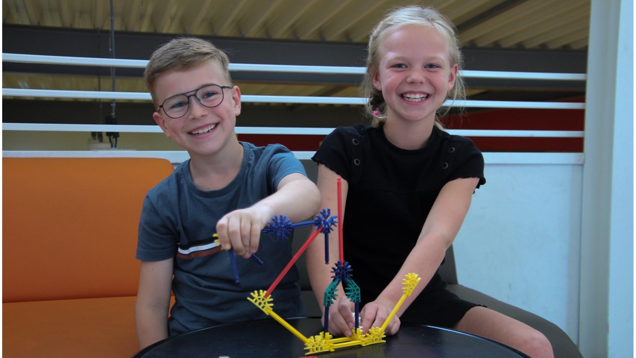 Twee blije kinderen van Basisschool De Toermalijn in Maasbracht spelen met een constructiespelletje. Twee blije kinderen van Basisschool De Toermalijn in Maasbracht spelen met een constructiespelletje.