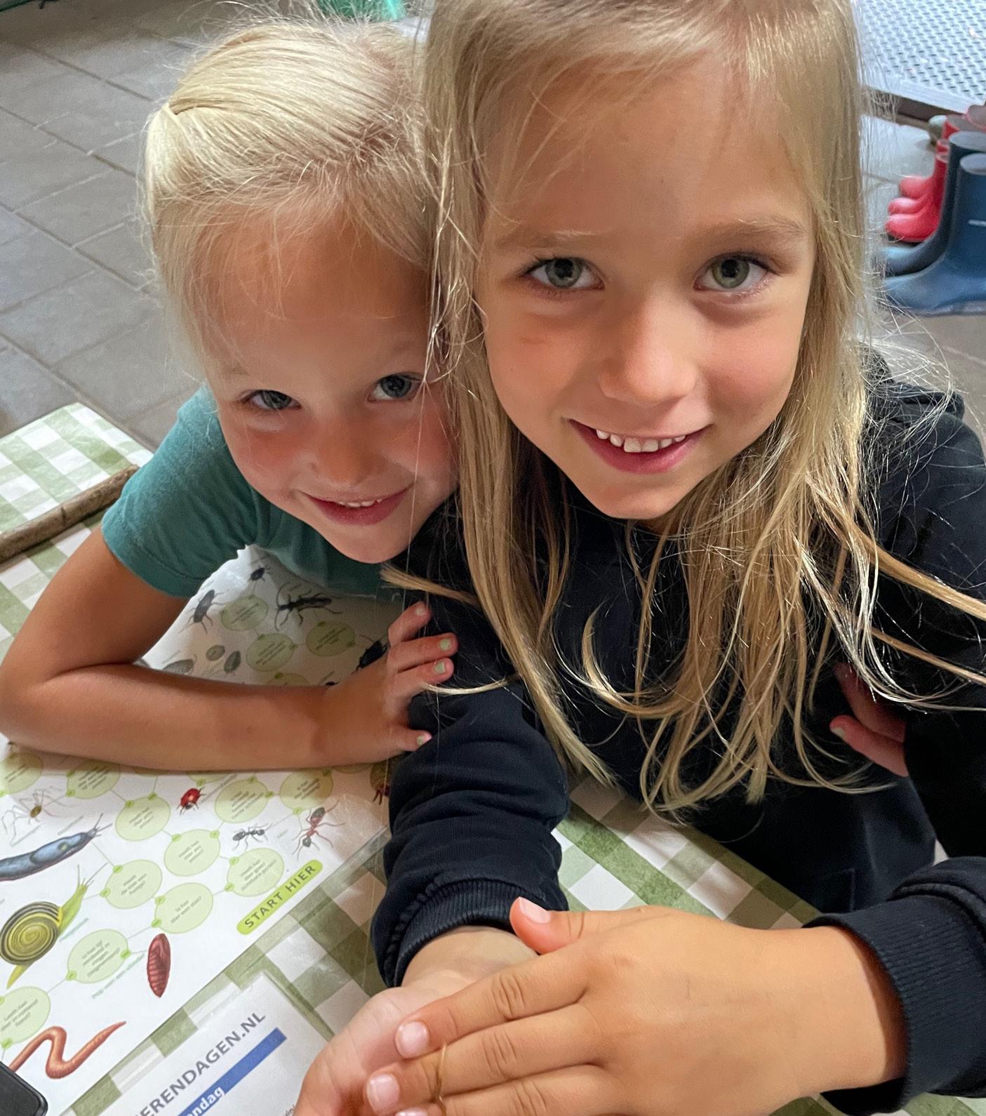 Twee blije kinderen van de St. Jozefschool in Achterveld (Utrecht) poseren samen aan een tafel. Twee blije kinderen van de St. Jozefschool in Achterveld (Utrecht) poseren samen aan een tafel.