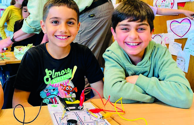 Twee blije kinderen werken aan een project met elektronica op OBS de Piramide in Haarlem. Twee blije kinderen werken aan een project met elektronica op OBS de Piramide in Haarlem.