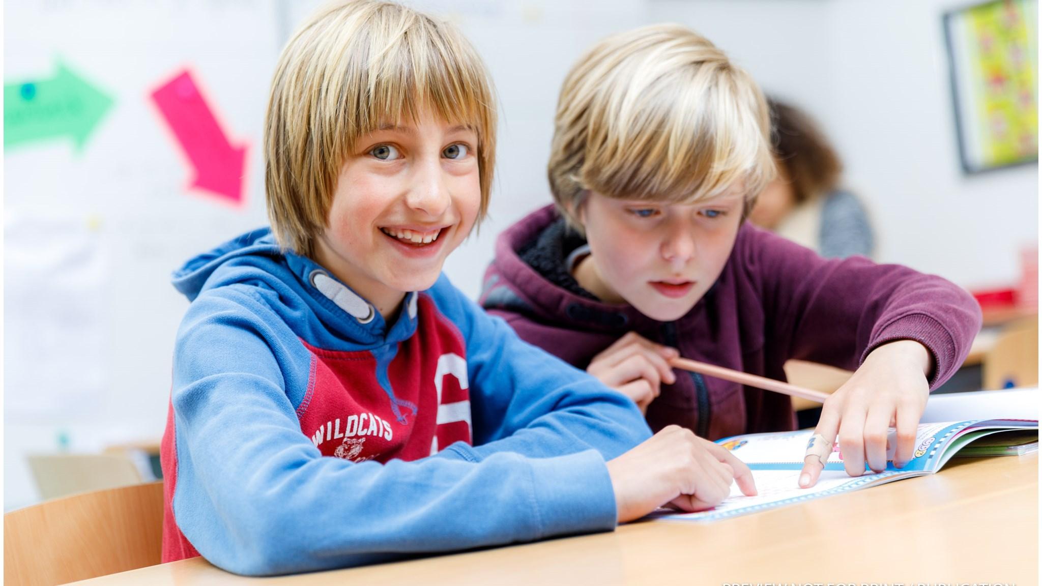 Twee blije kinderen werken samen aan een opdracht in de klas van ODBS Puntenburg in Utrecht. Twee blije kinderen werken samen aan een opdracht in de klas van ODBS Puntenburg in Utrecht.