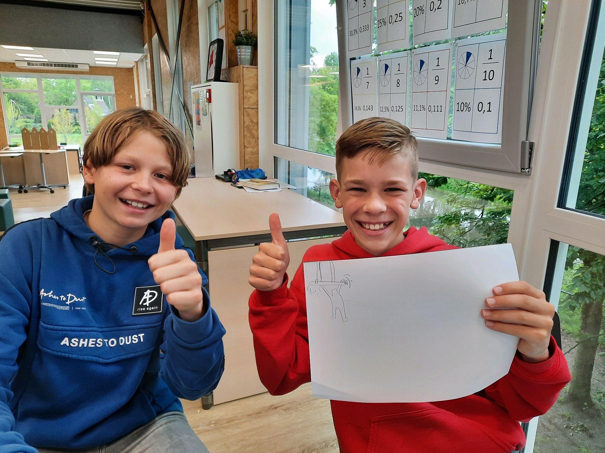 Twee blije leerlingen van Basisschool de Holm in Leusden geven een duim omhoog en tonen hun tekening. Twee blije leerlingen van Basisschool de Holm in Leusden geven een duim omhoog en tonen hun tekening.