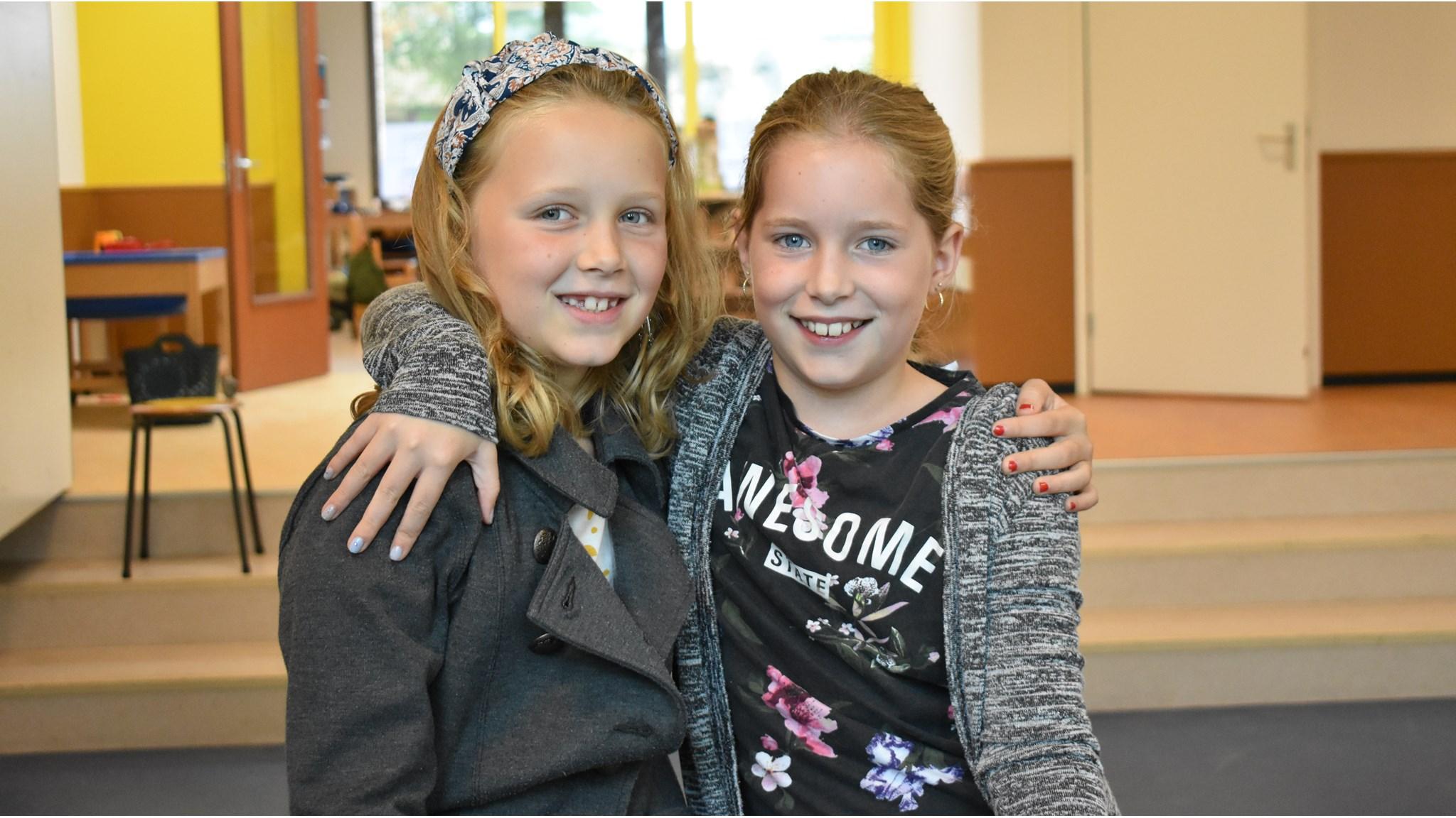 Twee blije meisjes poseren samen in de Christelijke basisschool De Ster in Harkstede. Twee blije meisjes poseren samen in de Christelijke basisschool De Ster in Harkstede.