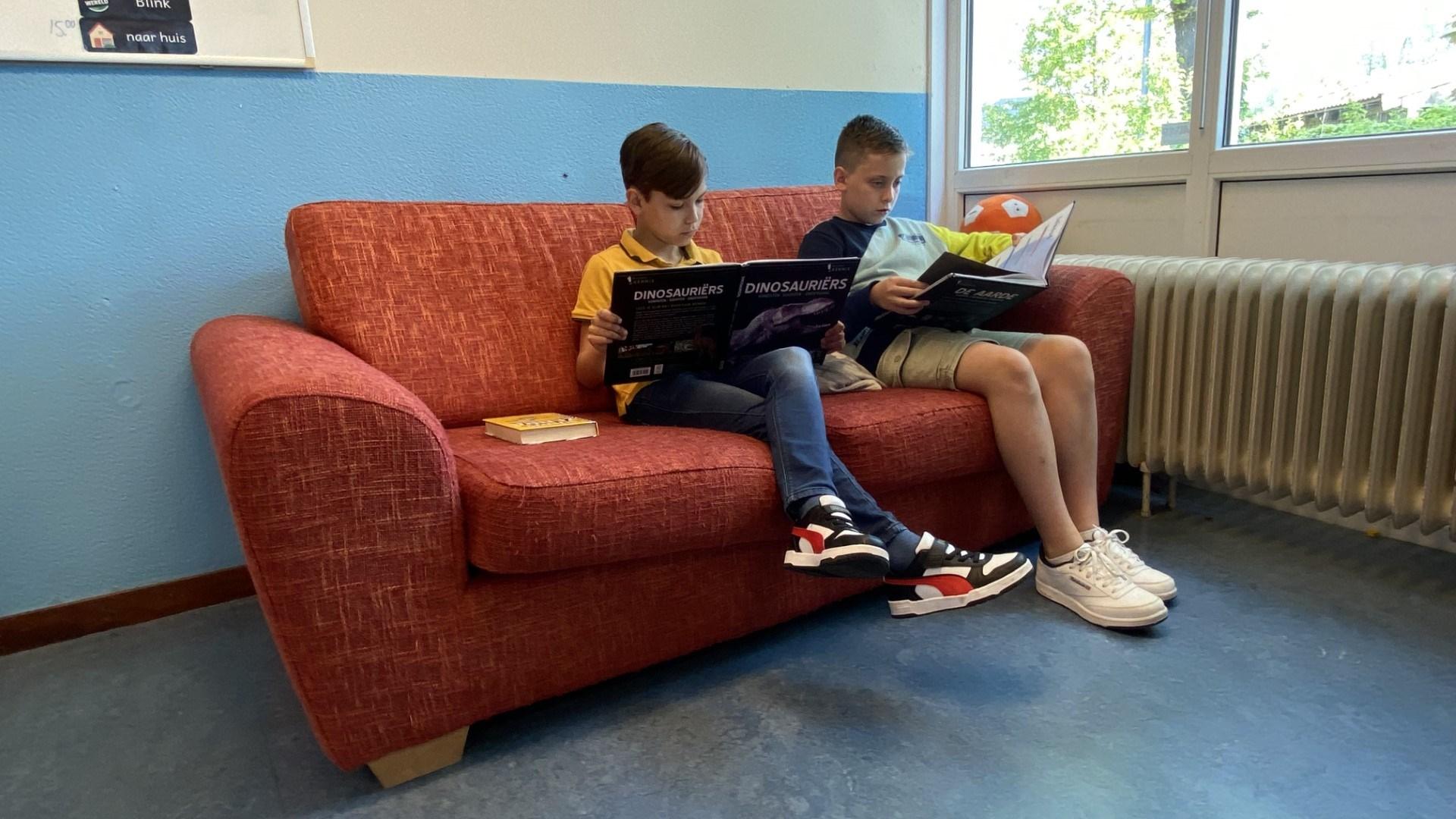 Twee jongens lezen boeken over dinosaurussen op een bank in Bs Stefanus, Wijnandsrade. Twee jongens lezen boeken over dinosaurussen op een bank in Bs Stefanus, Wijnandsrade.
