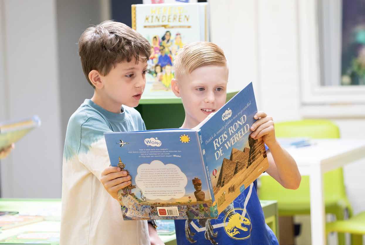Twee jongens lezen samen een boek over de wereld in basisschool Het Mozaïek in Houten. Twee jongens lezen samen een boek over de wereld in basisschool Het Mozaïek in Houten.