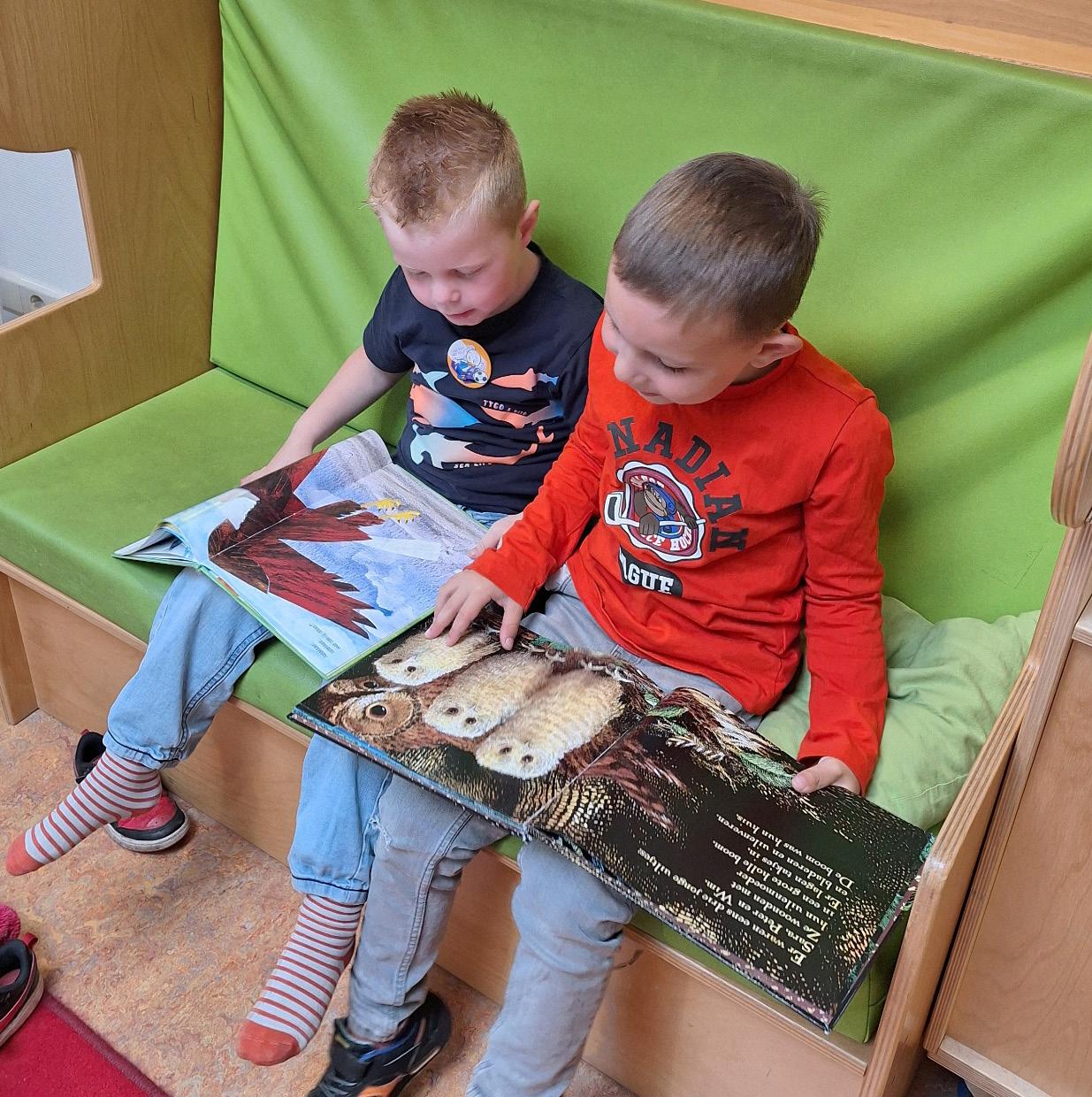 Twee jongens op de bank van de St. Jozefschool in Achterveld (Utrecht) die samen een boek lezen. Twee jongens op de bank van de St. Jozefschool in Achterveld (Utrecht) die samen een boek lezen.