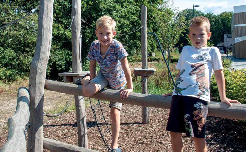 Twee jongens spelen op het schoolplein van De Vlindertuin in Voorthuizen. Twee jongens spelen op het schoolplein van De Vlindertuin in Voorthuizen.