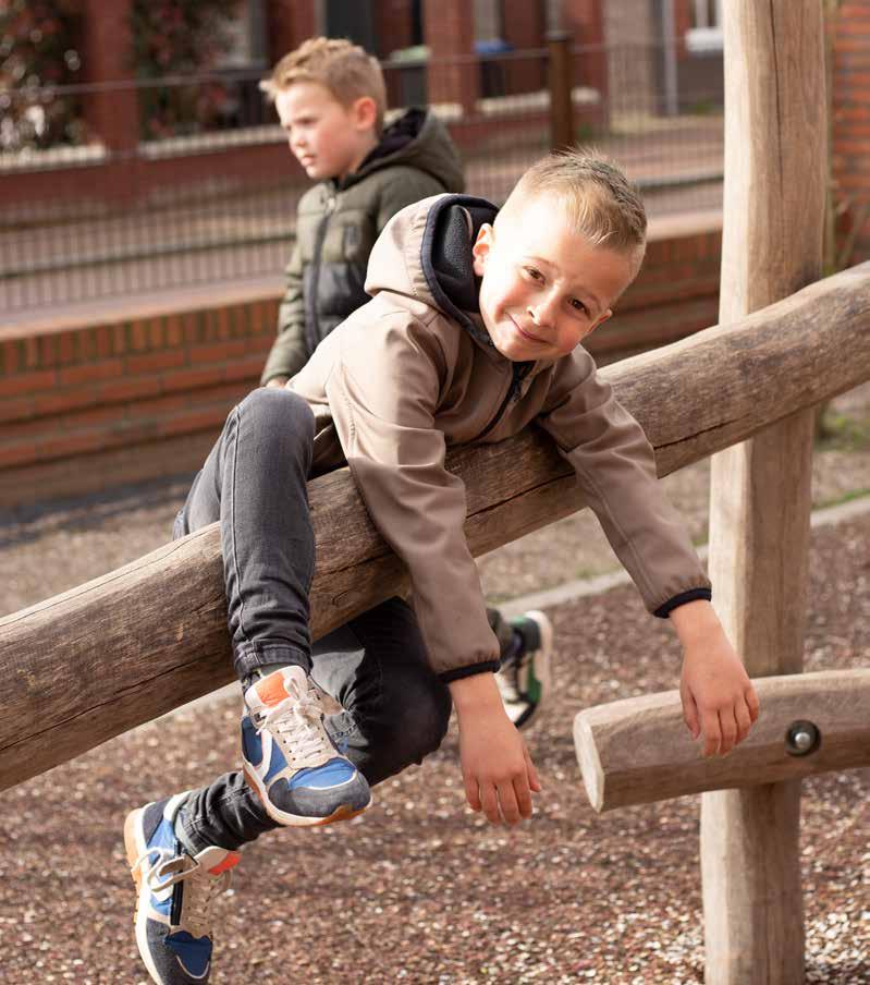 Twee jongens spelen op het schoolplein van Het Avontuur in Hoef en Haag.