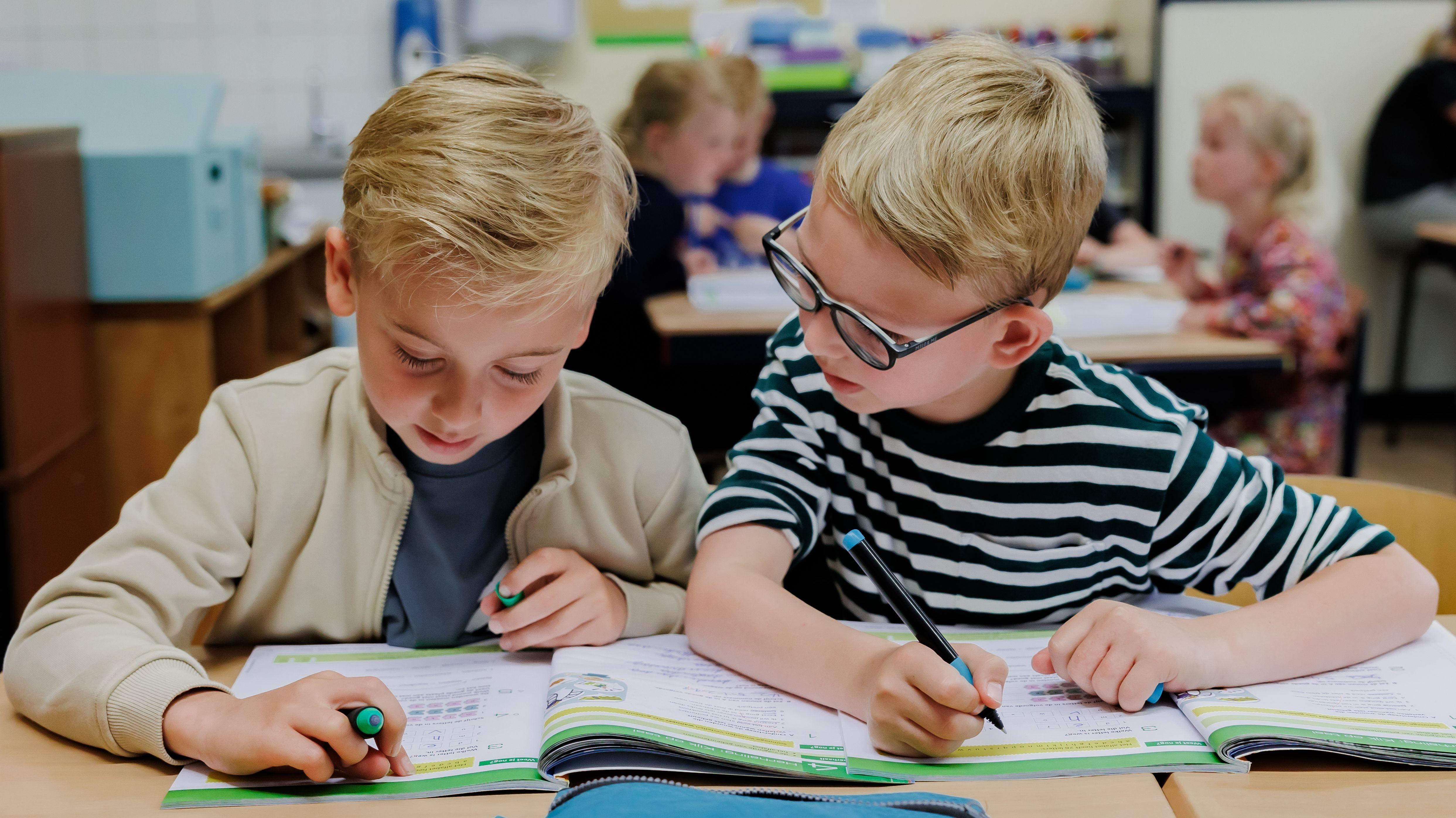 Twee jongens werken samen aan een opdracht in de klas van Basisschool Heilig Hart in Dongen. Twee jongens werken samen aan een opdracht in de klas van Basisschool Heilig Hart in Dongen.