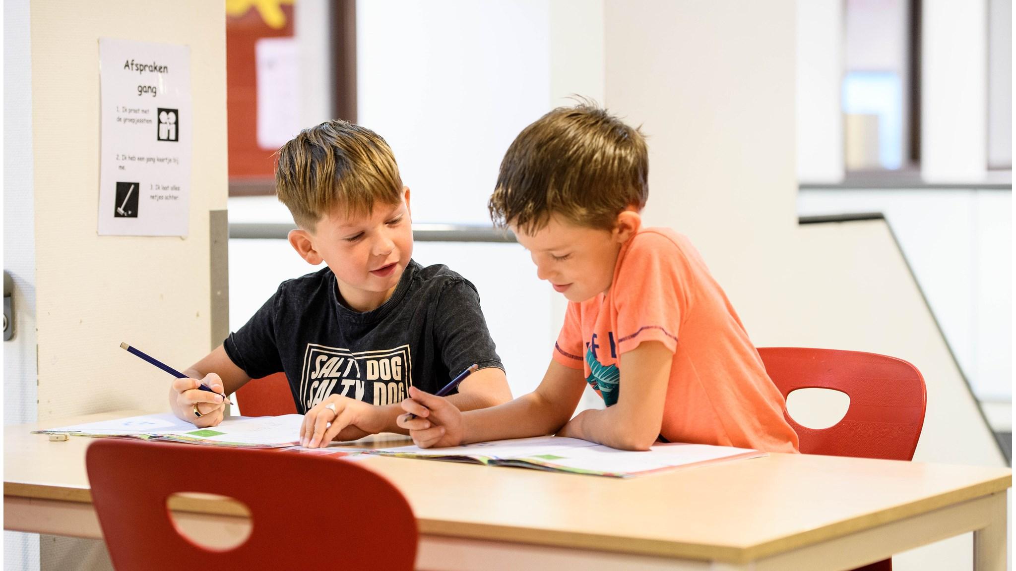 Twee jongens werken samen aan een schoolopdracht in RKBS St. Jozef, Zwaagdijk-Oost. Twee jongens werken samen aan een schoolopdracht in RKBS St. Jozef, Zwaagdijk-Oost.
