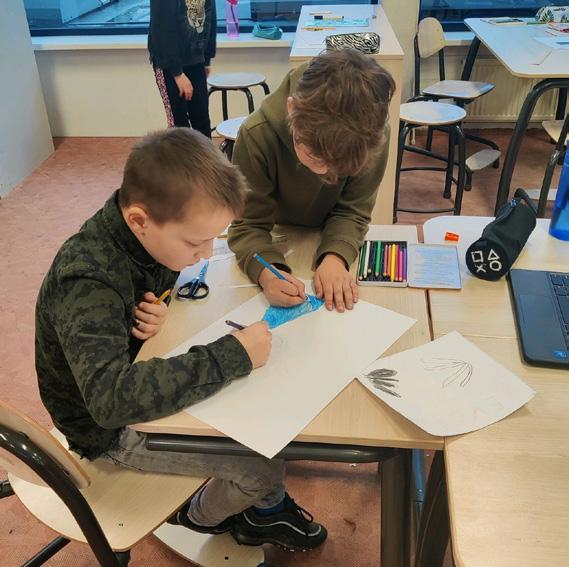 Twee kinderen aan Bs de Disselboom in Wintelre tekenen samen op school. Twee kinderen aan Bs de Disselboom in Wintelre tekenen samen op school.