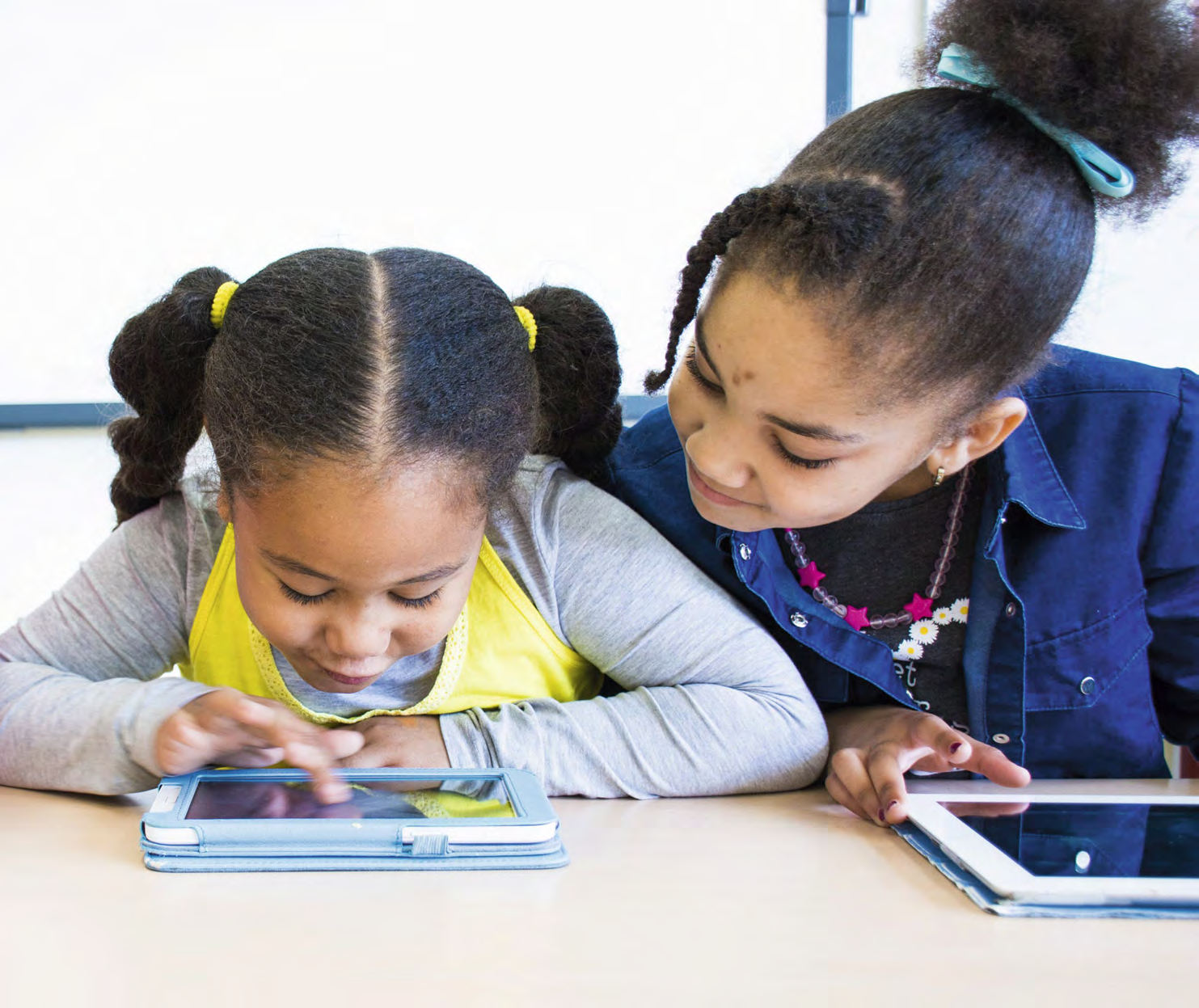Twee kinderen aan de Basisschool Toermalijn in Wormerveer bezig met een tablet. Twee kinderen aan de Basisschool Toermalijn in Wormerveer bezig met een tablet.