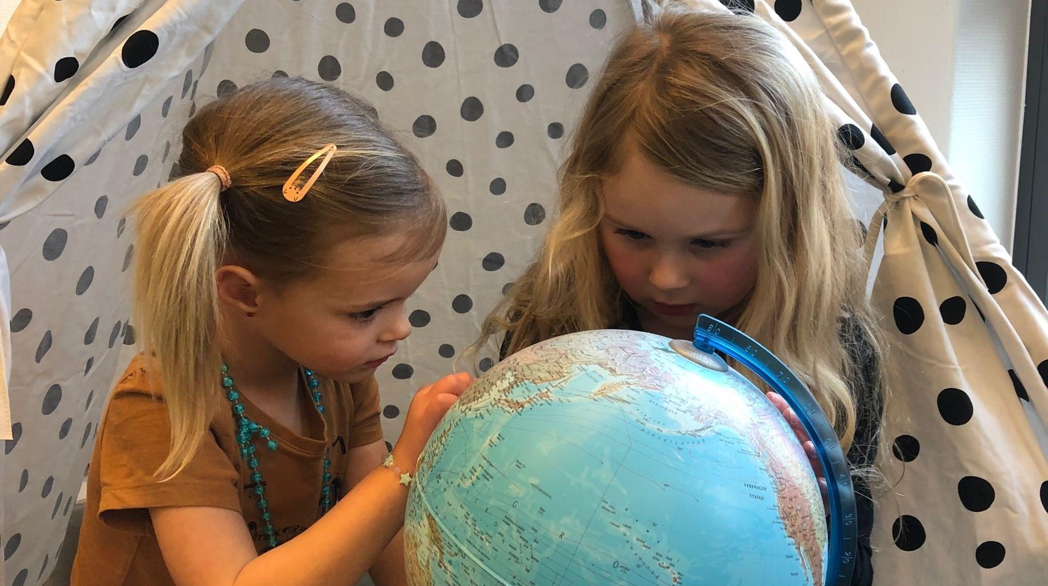 Twee kinderen bestuderen een globe in de Vrije School Stella Maris in Den Burg. Twee kinderen bestuderen een globe in de Vrije School Stella Maris in Den Burg.