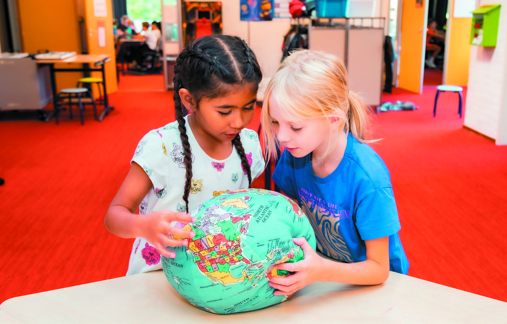Twee kinderen bestuderen een wereldbol in De Trompetvogel in Nieuwegein. Twee kinderen bestuderen een wereldbol in De Trompetvogel in Nieuwegein.
