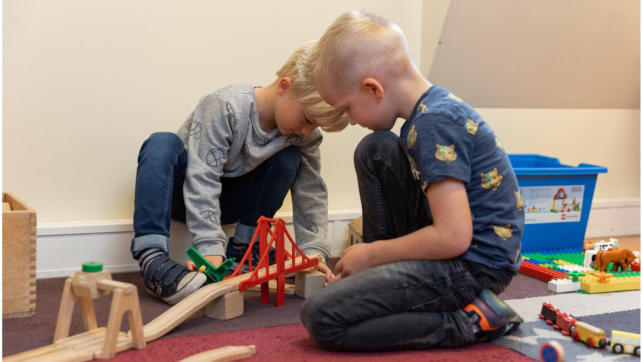 Twee kinderen bouwen samen een houten treinbaan in IKC De Inktvis in Dirksland. Twee kinderen bouwen samen een houten treinbaan in IKC De Inktvis in Dirksland.