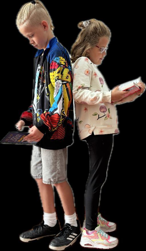 Twee kinderen die een boek lezen op CBS Nijdjip in Grou. Twee kinderen die een boek lezen op CBS Nijdjip in Grou.