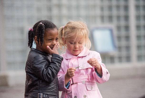 Twee kinderen genieten van hun tijd op het schoolplein van Piet Mondriaan in Abcoude. Twee kinderen genieten van hun tijd op het schoolplein van Piet Mondriaan in Abcoude.