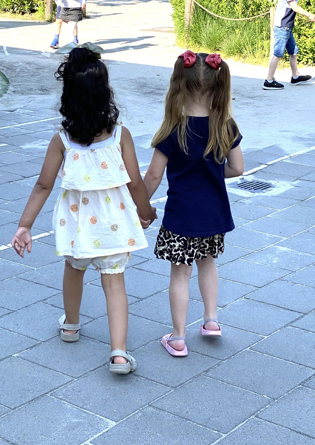 Twee kinderen hand in hand op het schoolplein van Eenbes Basisschool De Rots in Geldrop. Twee kinderen hand in hand op het schoolplein van Eenbes Basisschool De Rots in Geldrop.