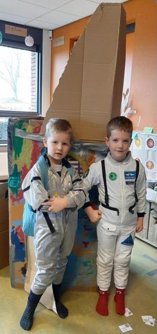 Twee kinderen in ruimtepakken poseren voor een kartonnen creatie op de Rooms Katholieke Basisschool Sint Martinus in Voorst. Twee kinderen in ruimtepakken poseren voor een kartonnen creatie op de Rooms Katholieke Basisschool Sint Martinus in Voorst.