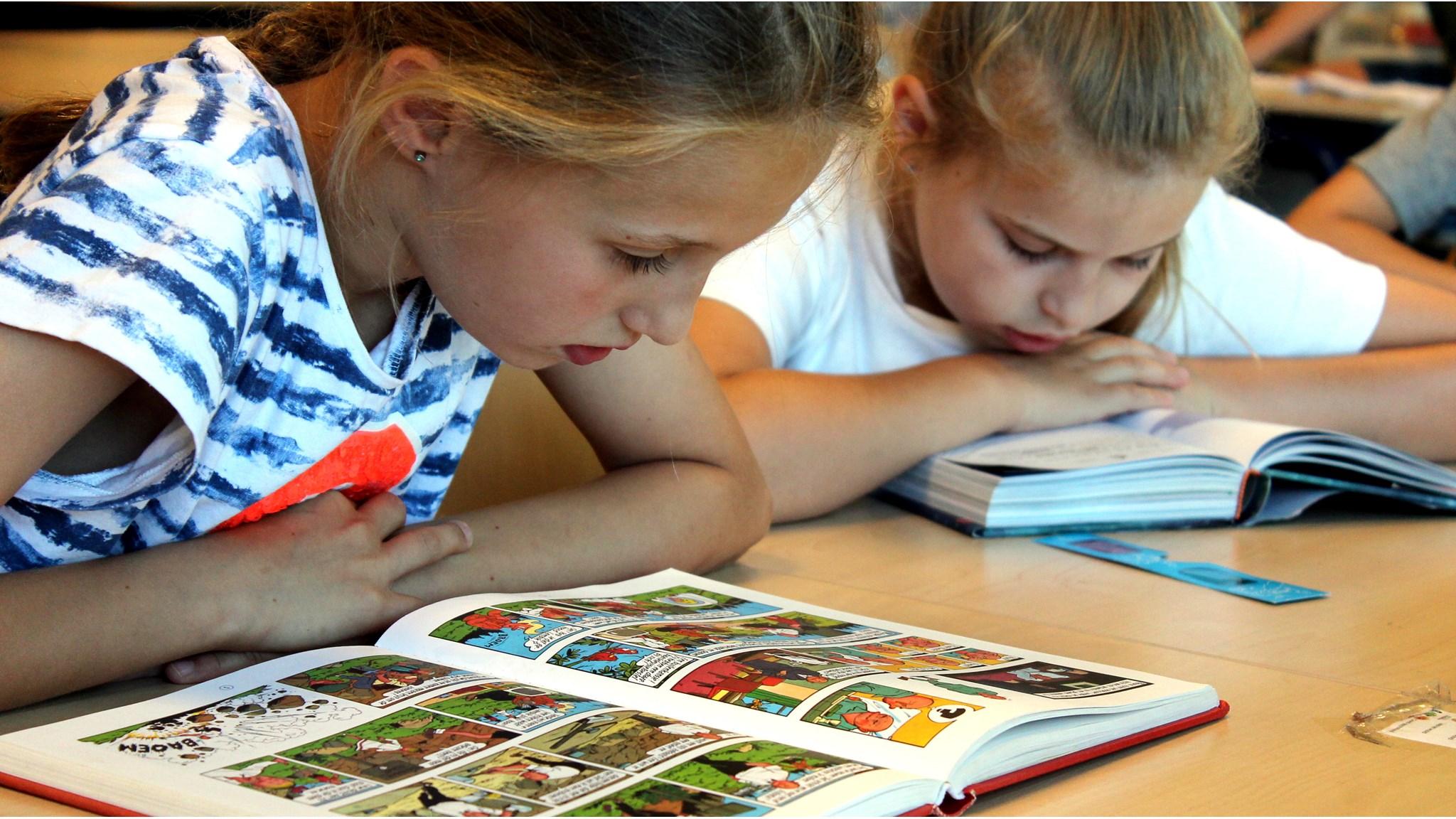 Twee kinderen lezen geconcentreerd in de klas van Basisschool Anne de Vries in Epe. Twee kinderen lezen geconcentreerd in de klas van Basisschool Anne de Vries in Epe.