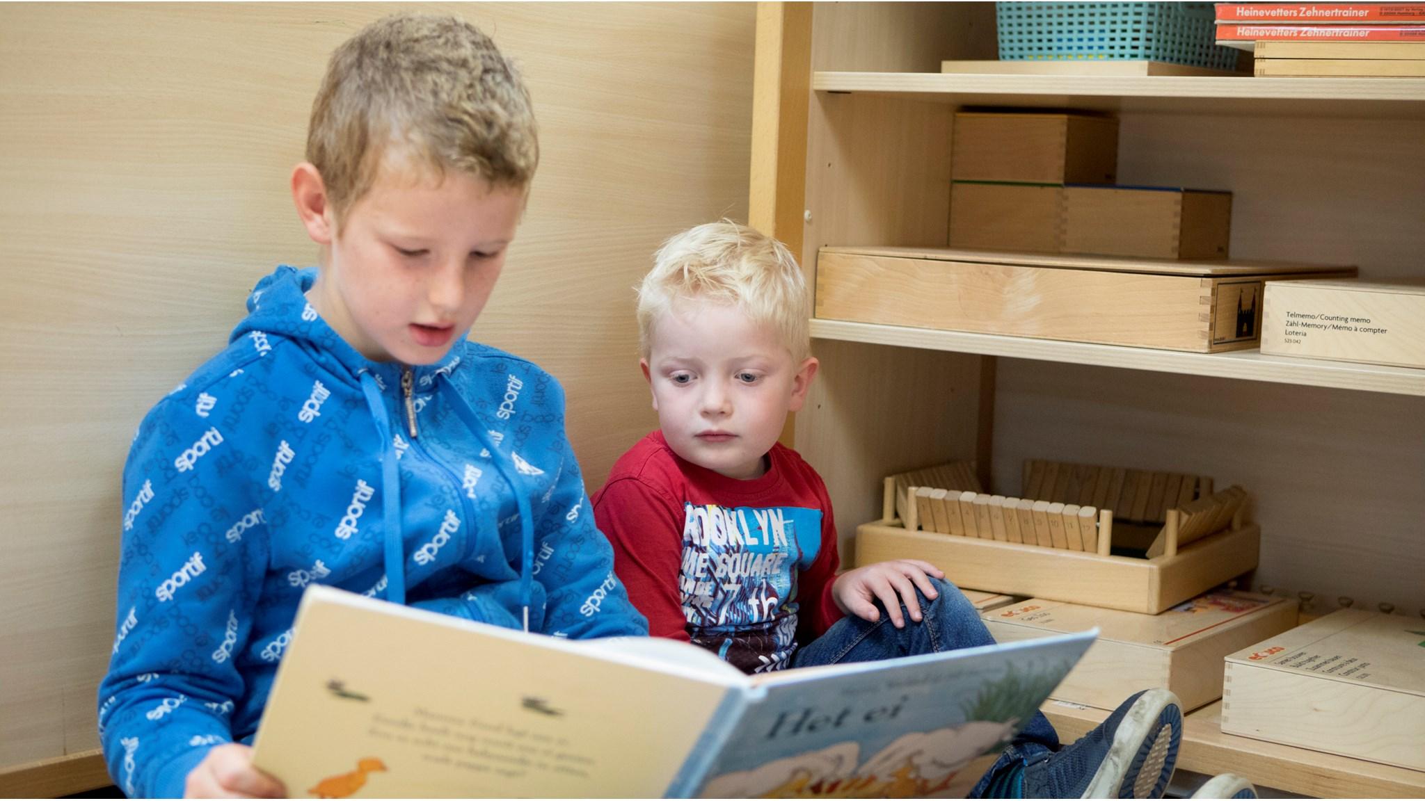 Twee kinderen lezen samen een boek in de RK Basisschool De Bron in Reeuwijk. Twee kinderen lezen samen een boek in de RK Basisschool De Bron in Reeuwijk.