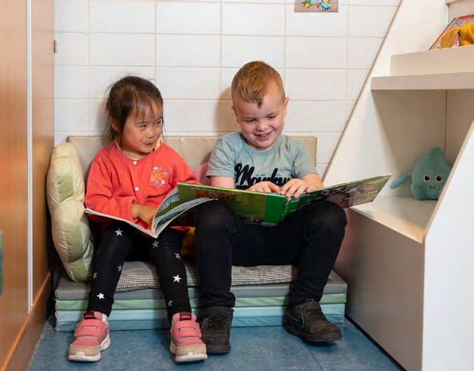 Twee kinderen lezen samen een boek in het hoekje van de klas van basisschool Het Spectrum in Rotterdam. Twee kinderen lezen samen een boek in het hoekje van de klas van basisschool Het Spectrum in Rotterdam.