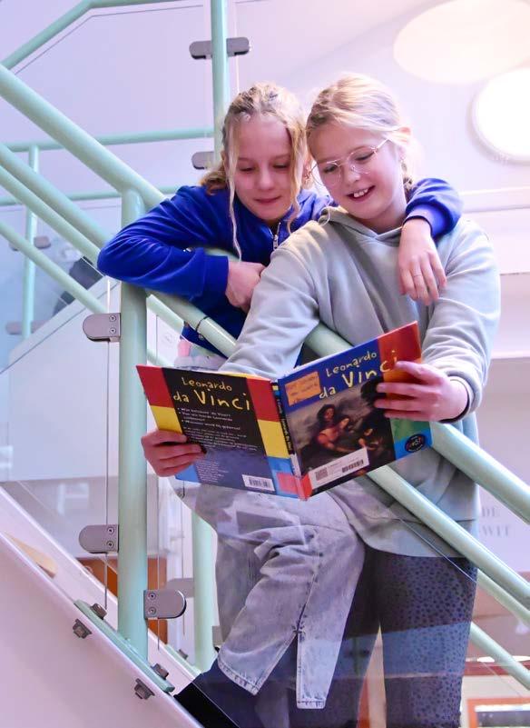 Twee kinderen lezen samen een boek over Leonardo da Vinci op de trap van de Christelijke Basisschool Avonturijn in Hilversum. Twee kinderen lezen samen een boek over Leonardo da Vinci op de trap van de Christelijke Basisschool Avonturijn in Hilversum.