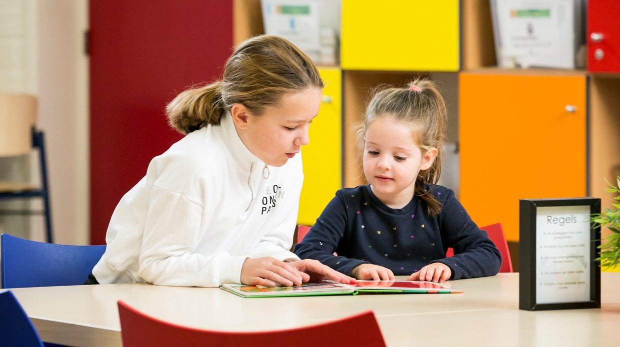 Twee kinderen lezen samen in de klas van De Sprenge Vaassen in Vaassen. Twee kinderen lezen samen in de klas van De Sprenge Vaassen in Vaassen.