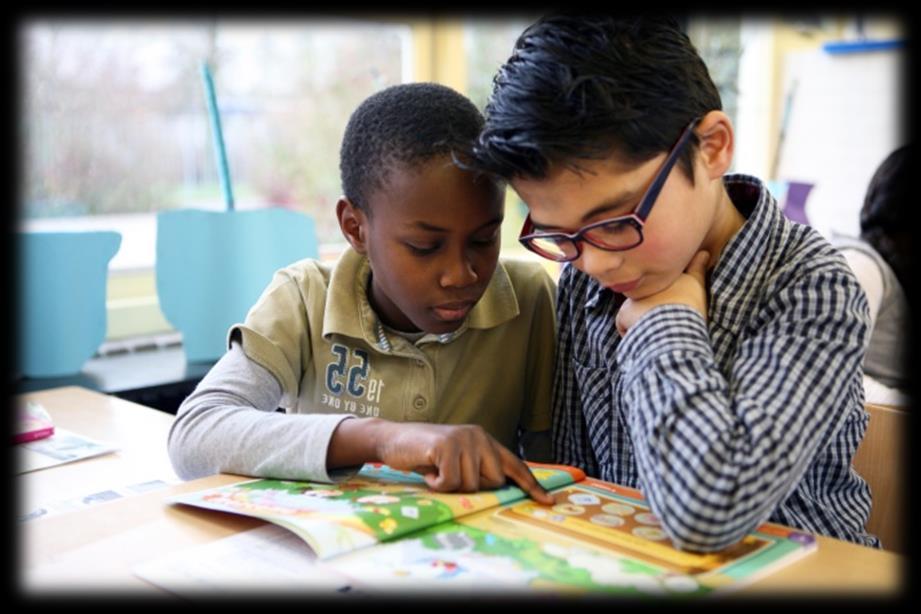 Twee kinderen lezen samen in de klas van WereldKidz Bontenest in Maarssen. Twee kinderen lezen samen in de klas van WereldKidz Bontenest in Maarssen.