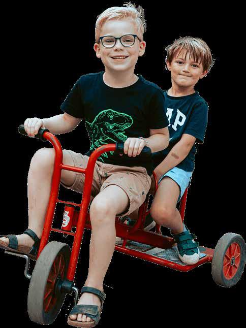 Twee kinderen op een rode driewieler op het schoolplein van Basisschool het Octaaf in Krimpen aan den IJssel. Twee kinderen op een rode driewieler op het schoolplein van Basisschool het Octaaf in Krimpen aan den IJssel.