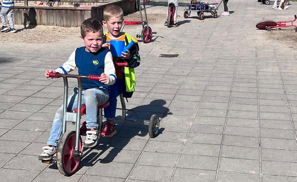 Twee kinderen rijden op een driewieler op het schoolplein van Openbare Basisschool Bargerpaske in Winterswijk. Twee kinderen rijden op een driewieler op het schoolplein van Openbare Basisschool Bargerpaske in Winterswijk.