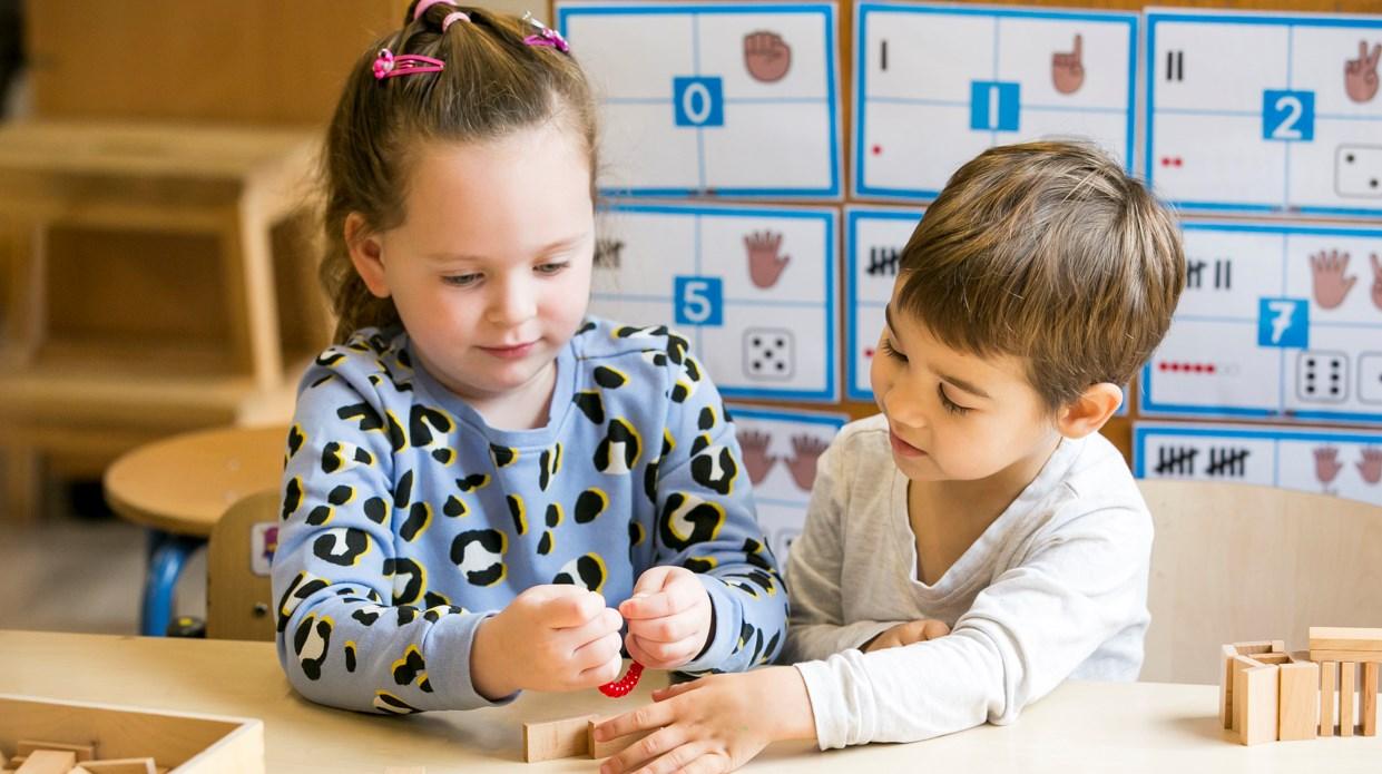 Twee kinderen spelen met blokken in de klas van De Sprenge Vaassen. Twee kinderen spelen met blokken in de klas van De Sprenge Vaassen.