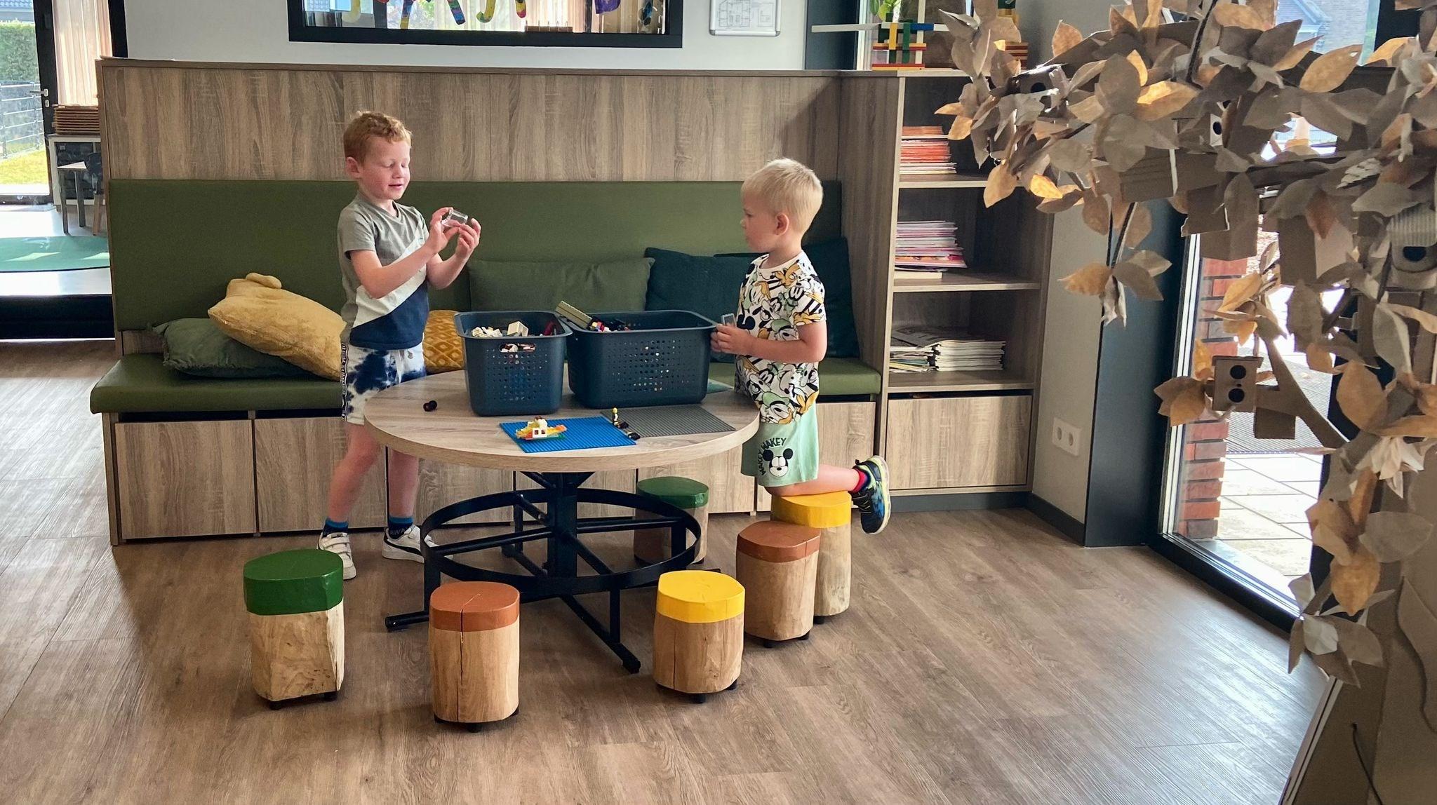 Twee kinderen spelen met bouwmaterialen in het KindCentrum Altweerterheide in Weert. Twee kinderen spelen met bouwmaterialen in het KindCentrum Altweerterheide in Weert.